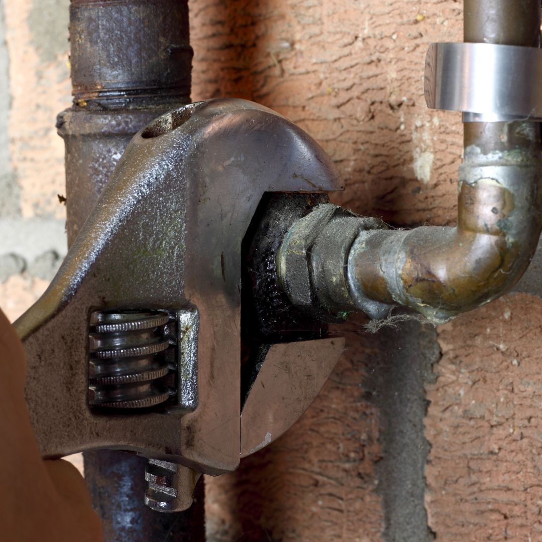 Tightening a pipe