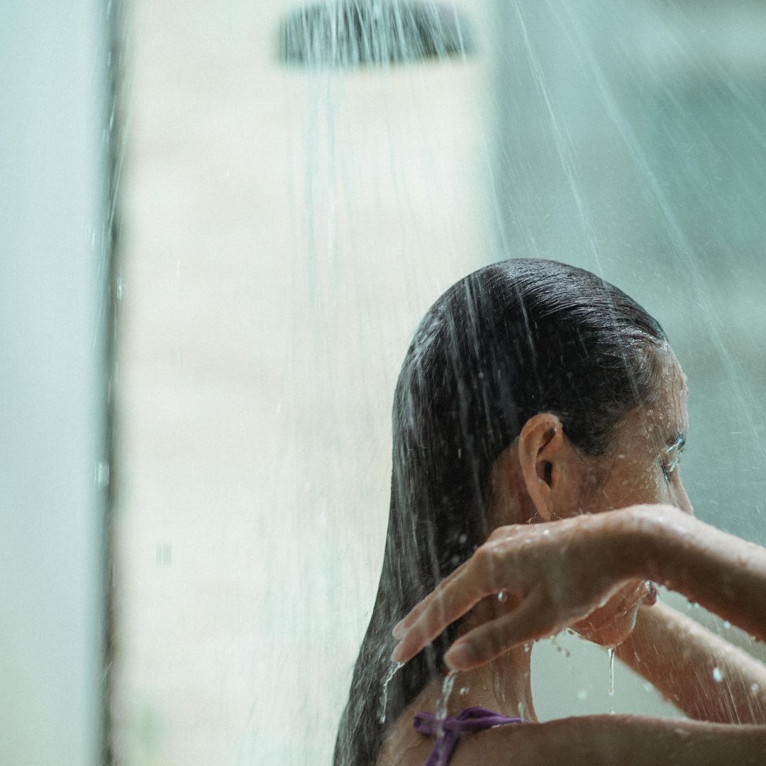Shower with steady water flower