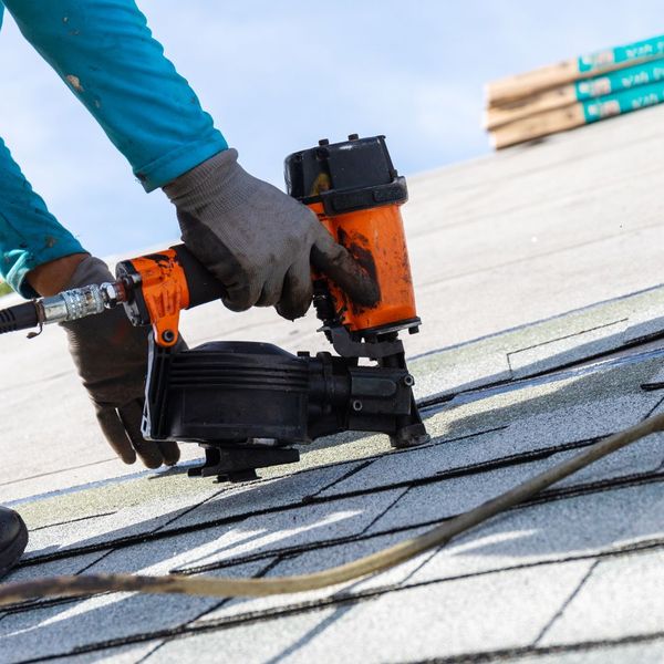 installing roofing shingles