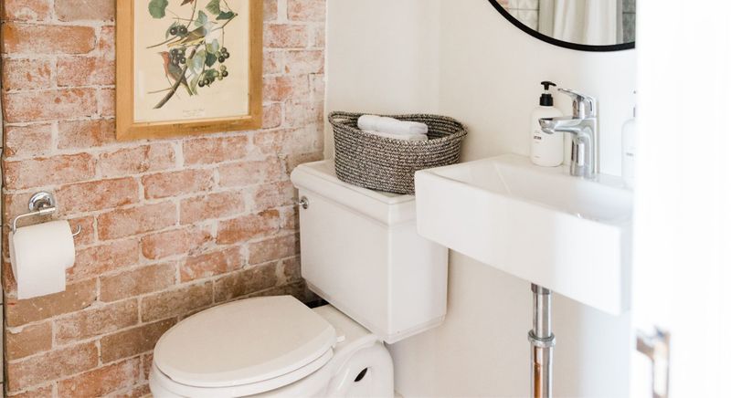 EssentialGuideToiletReplacements-Hero.jpg