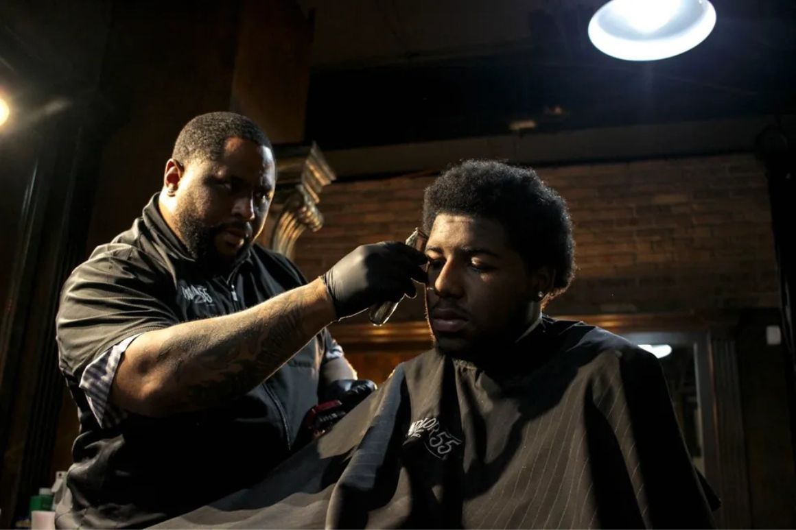 barber trimming afro