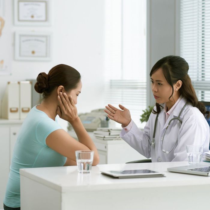 Patient talking to doctor 