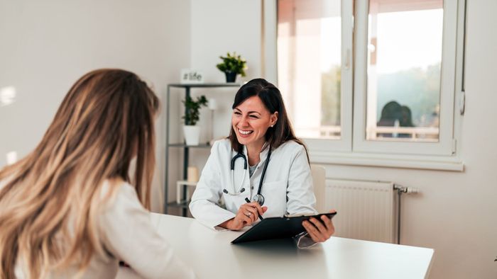 patient talking to doctor 