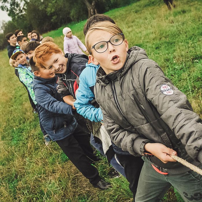 kids playing tug of war