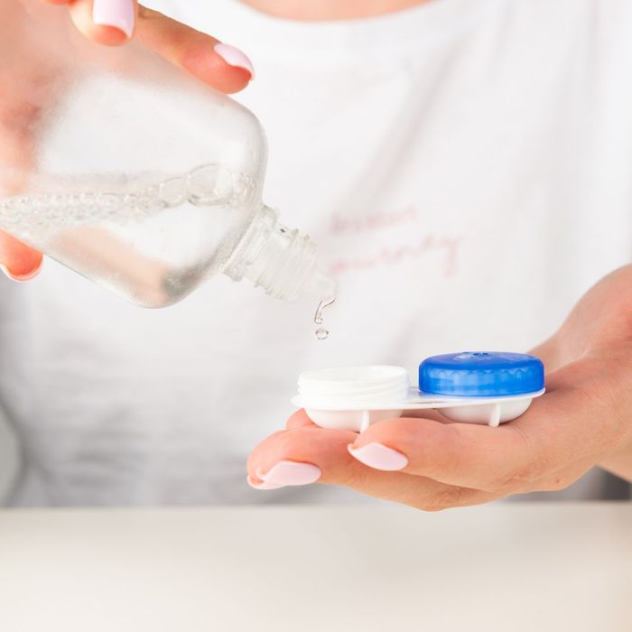 cleaning contact lenses with contact lens solution