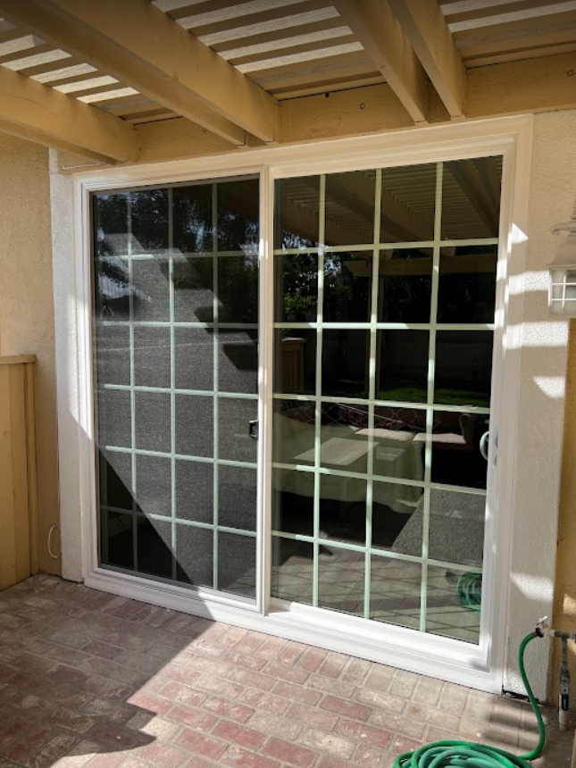 Sliding Door with grid exterior.png