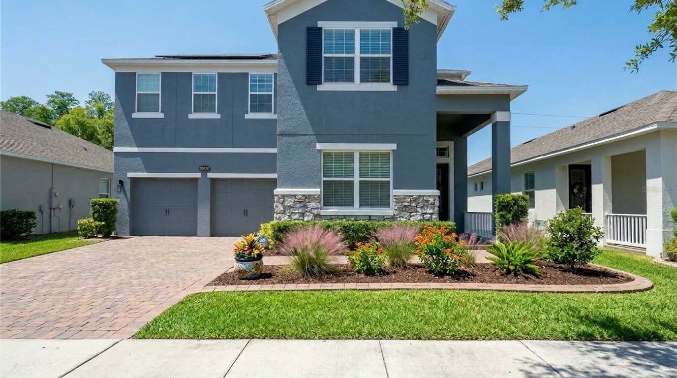 Pelor Outdoor landscape bed cleanup in Winter Garden Florida