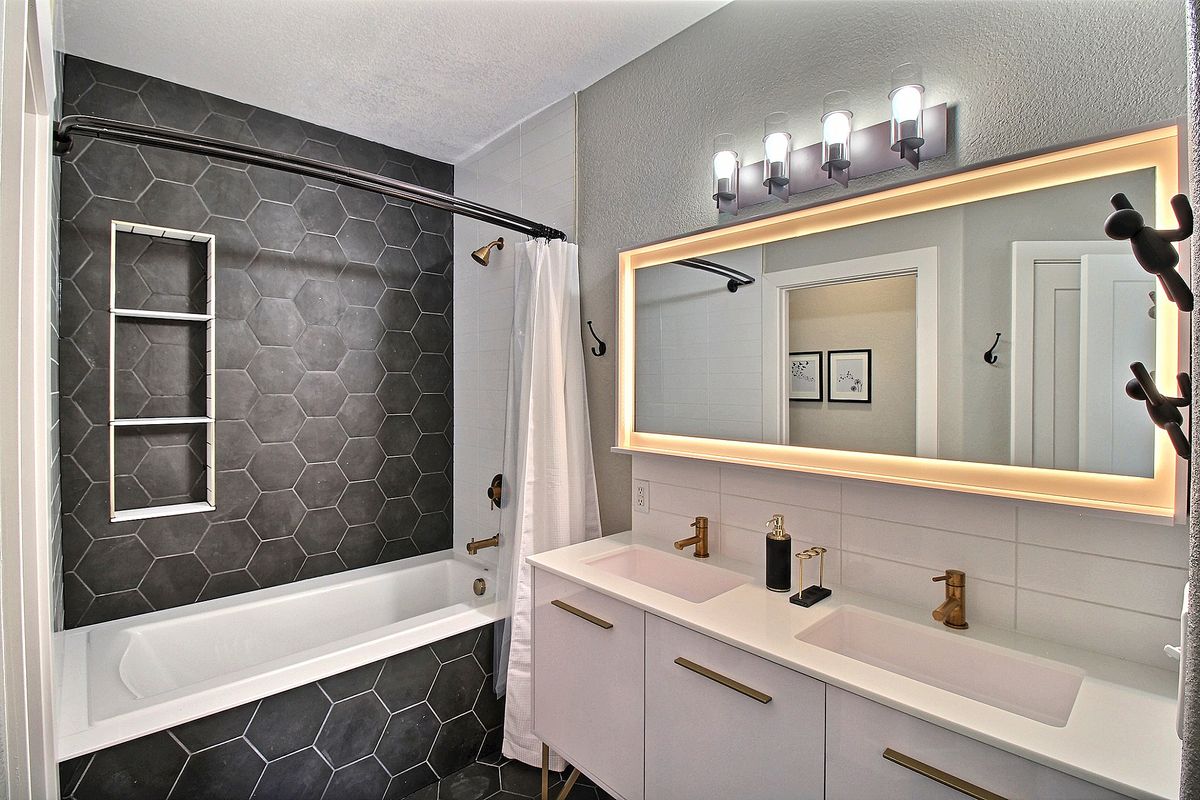 14-Master Bath.jpg