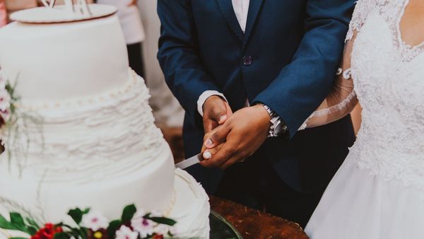 wedding couple cutting wedding cake 