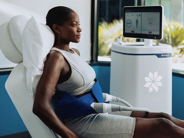 a woman getting his abdomen coolsculpted