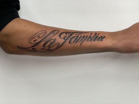 Lettering Familia Tattoo | Denise | Twisted Tattoo