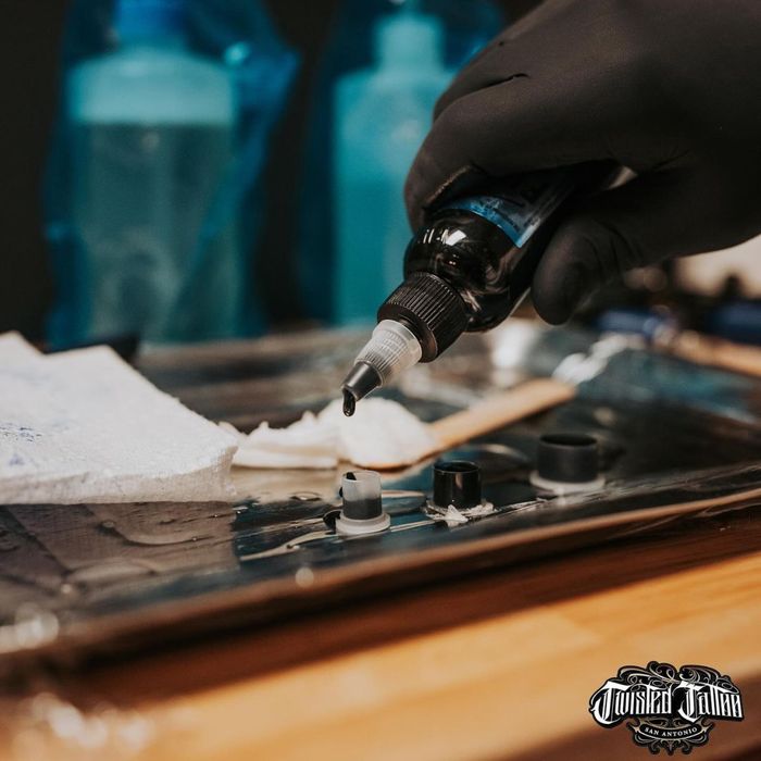 tattooer pouring ink