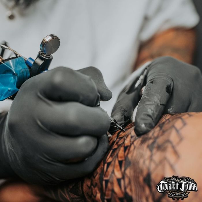 tattooer tattooing