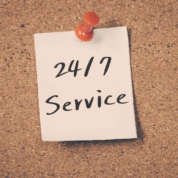 postit note that says 24/7 service